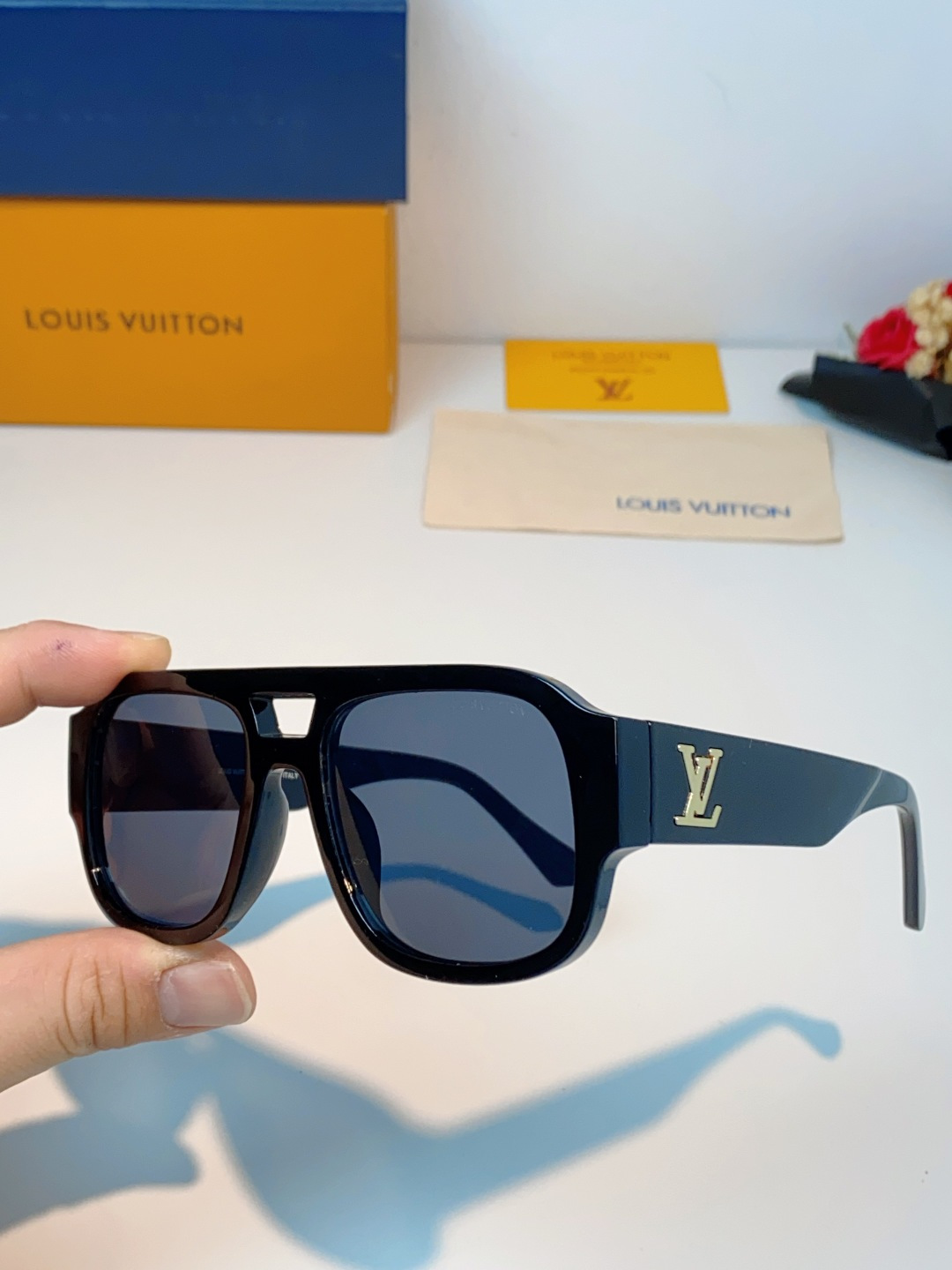 LOUIS VUITTON路易威登 2026新款LV太阳镜以经典飞行员造型为基底，融合利落的方形轮廓，打
