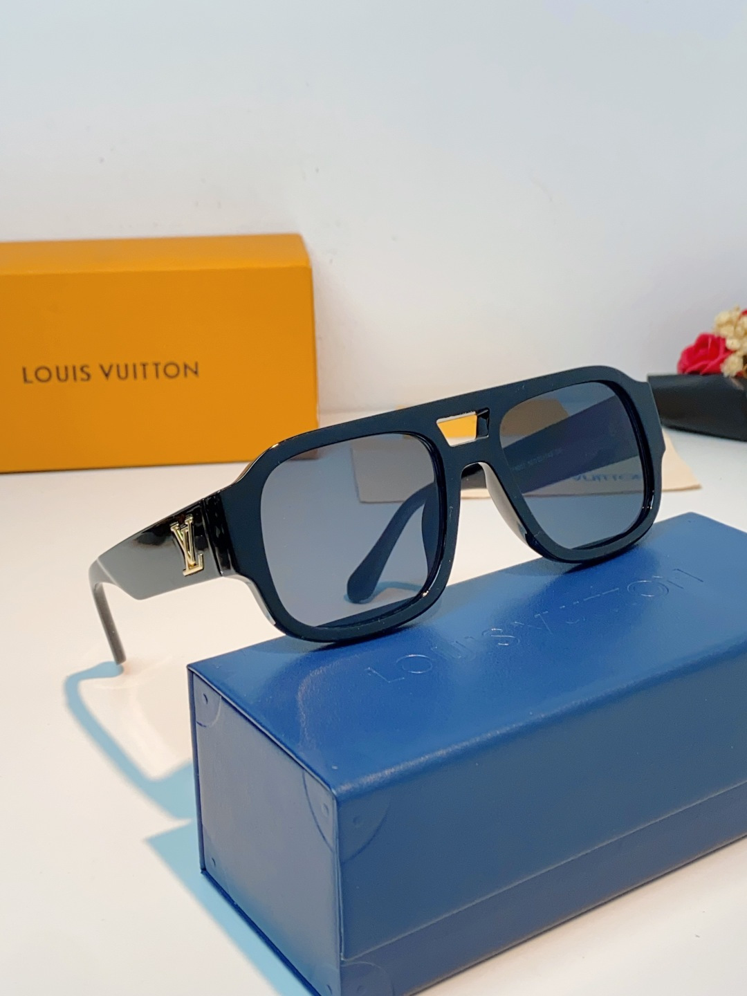 LOUIS VUITTON路易威登 2026新款LV太阳镜以经典飞行员造型为基底，融合利落的方形轮廓，打