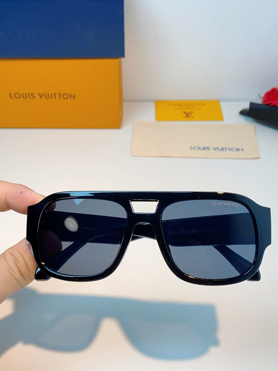 LOUIS VUITTON路易威登 2026新款LV太阳镜以经典飞行员造型为基底，融合利落的方形轮廓，打