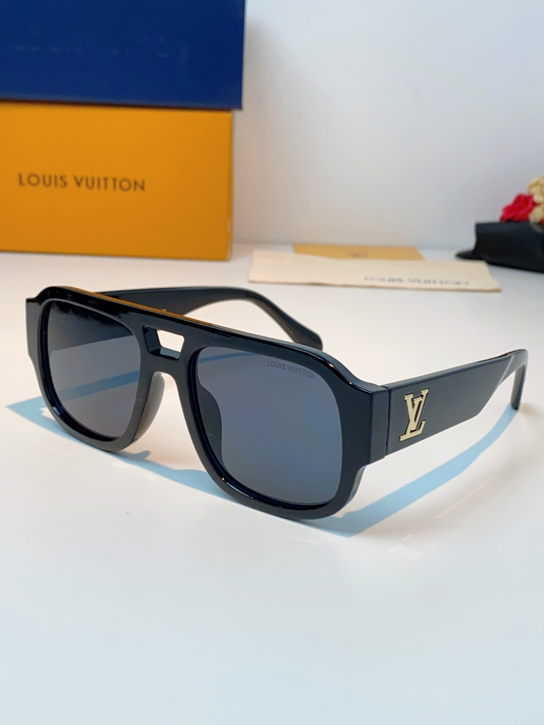 LOUIS VUITTON路易威登 2026新款LV太阳镜以经典飞行员造型为基底，融合利落的方形轮廓，打