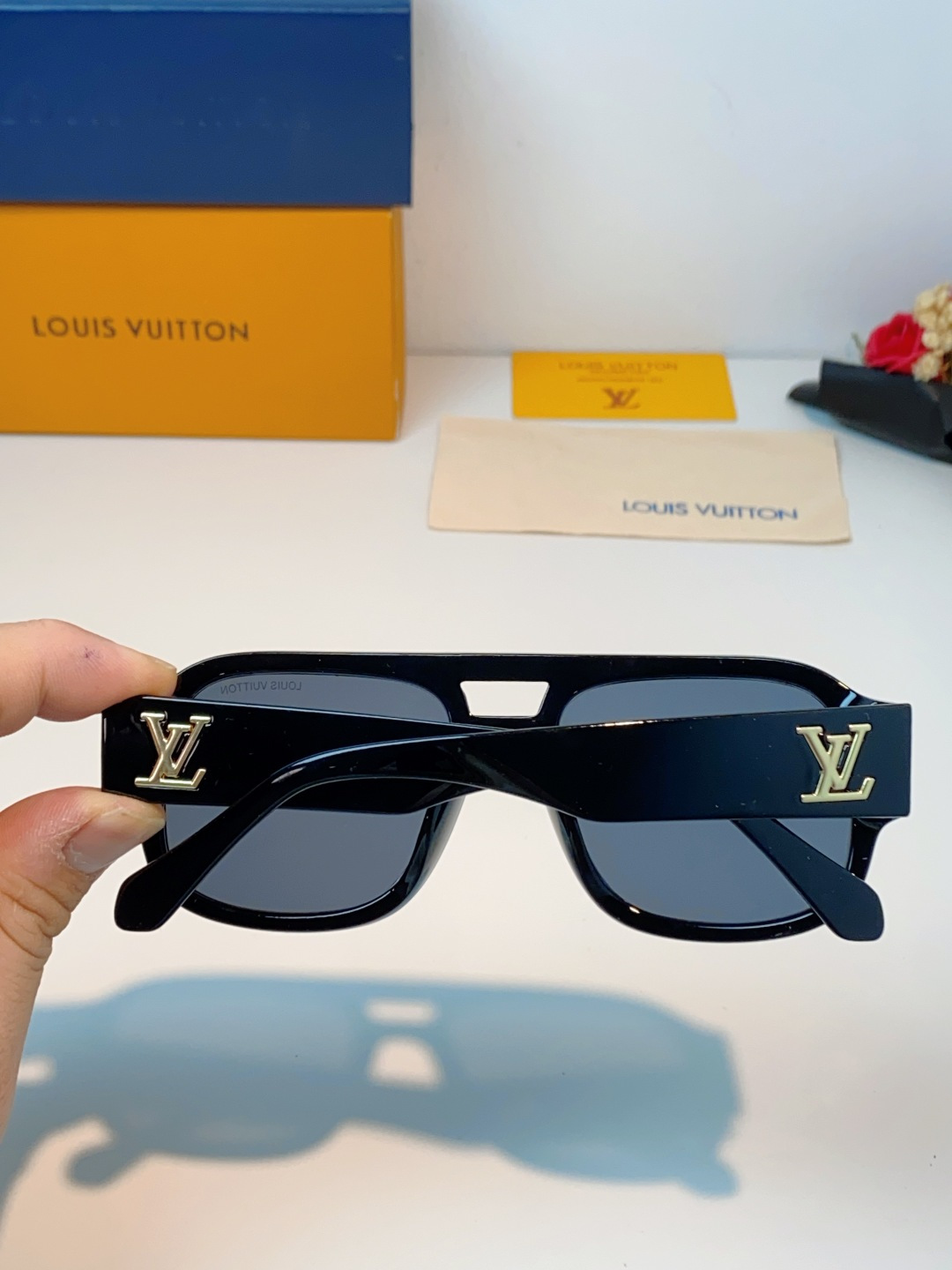 LOUIS VUITTON路易威登 2026新款LV太阳镜以经典飞行员造型为基底，融合利落的方形轮廓，打