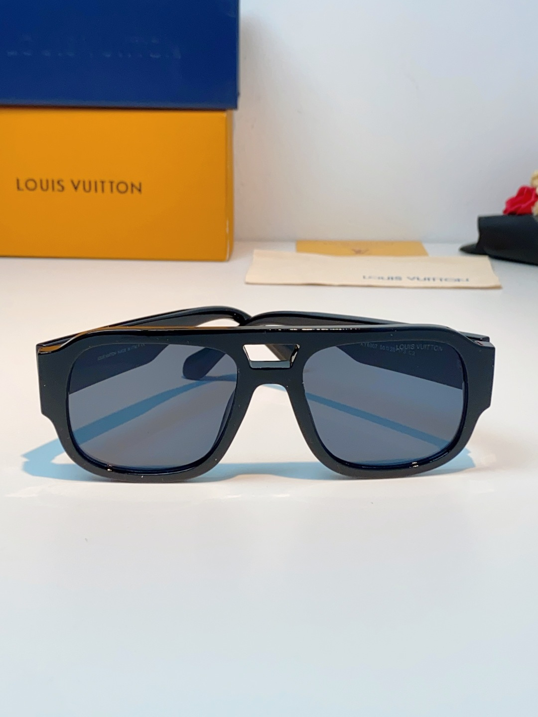 LOUIS VUITTON路易威登 2026新款LV太阳镜以经典飞行员造型为基底，融合利落的方形轮廓，打