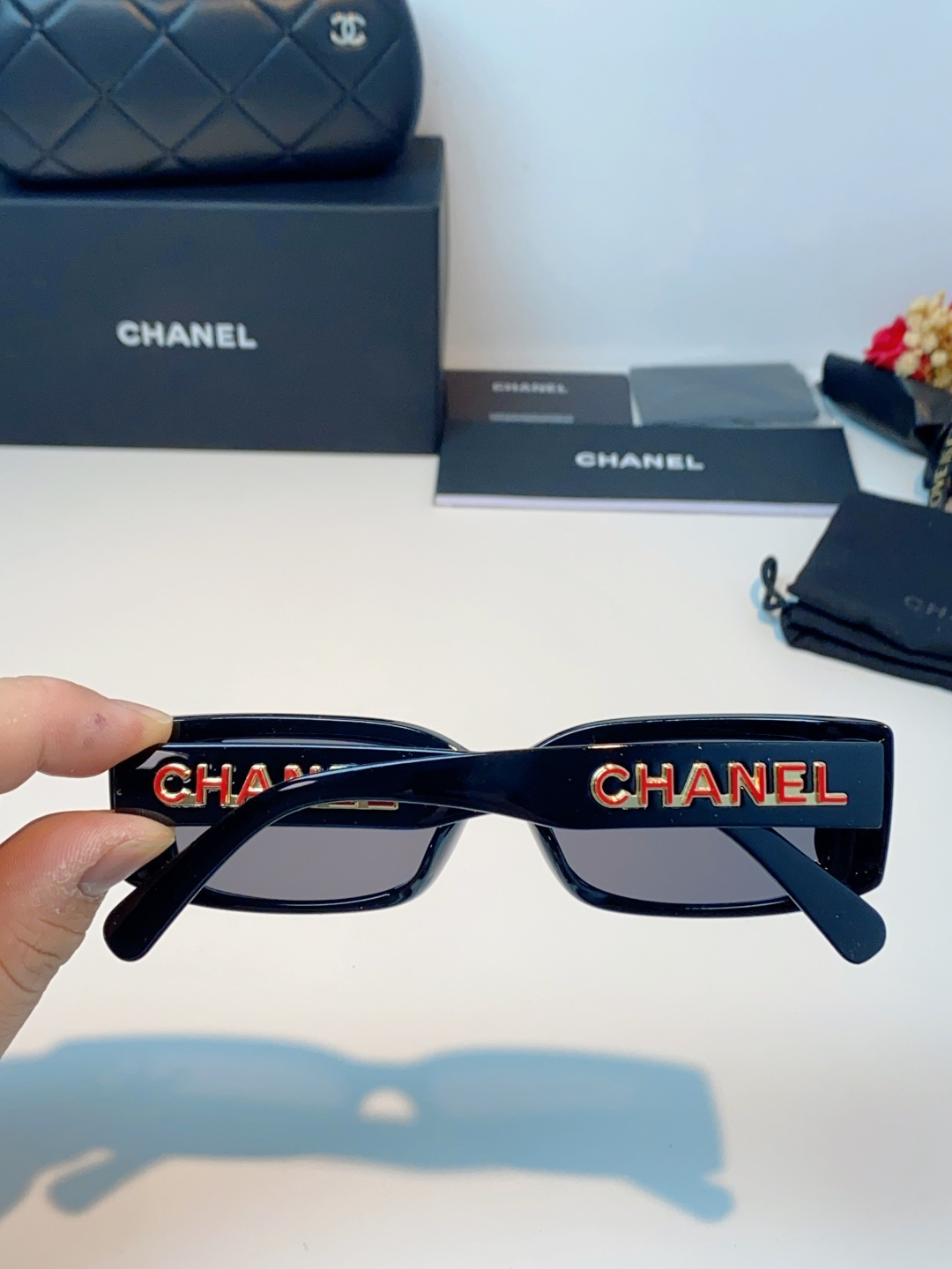 Chanel香奈儿复古方框墨镜 经典黑框自带高级质感，利落窄方框版型，巧妙修饰脸型，轻松弱化棱角、显瘦百