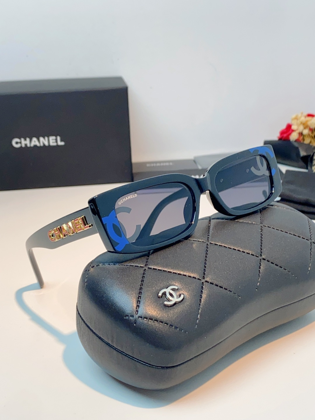 Chanel香奈儿复古方框墨镜 经典黑框自带高级质感，利落窄方框版型，巧妙修饰脸型，轻松弱化棱角、显瘦百