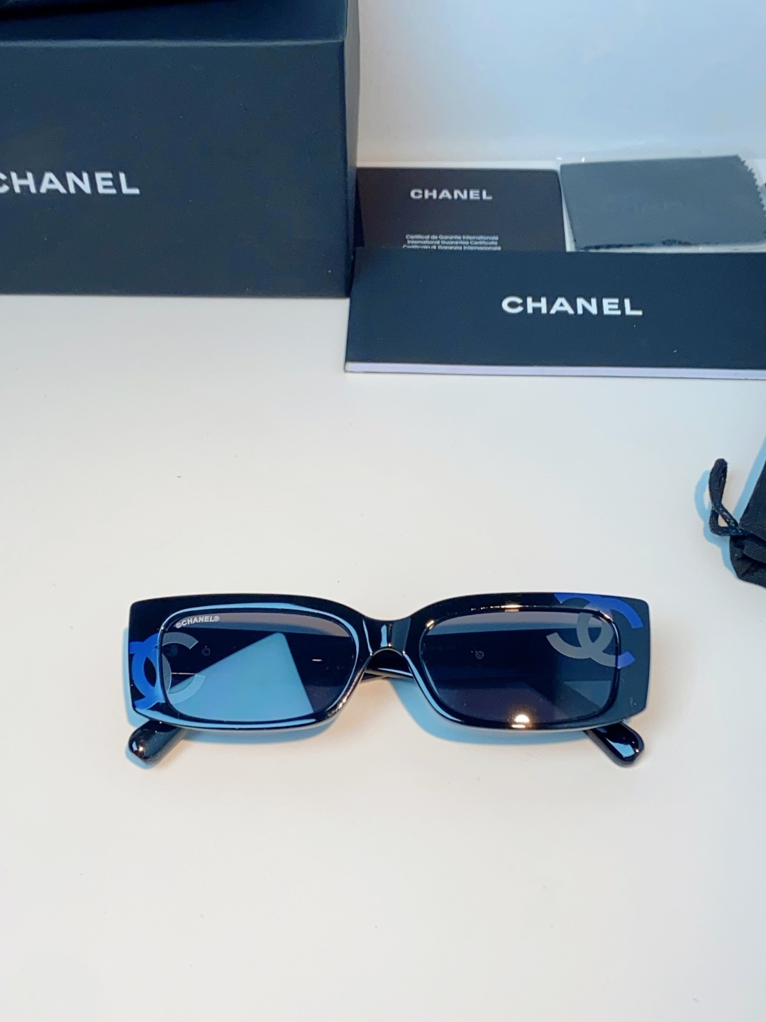 Chanel香奈儿复古方框墨镜 经典黑框自带高级质感，利落窄方框版型，巧妙修饰脸型，轻松弱化棱角、显瘦百