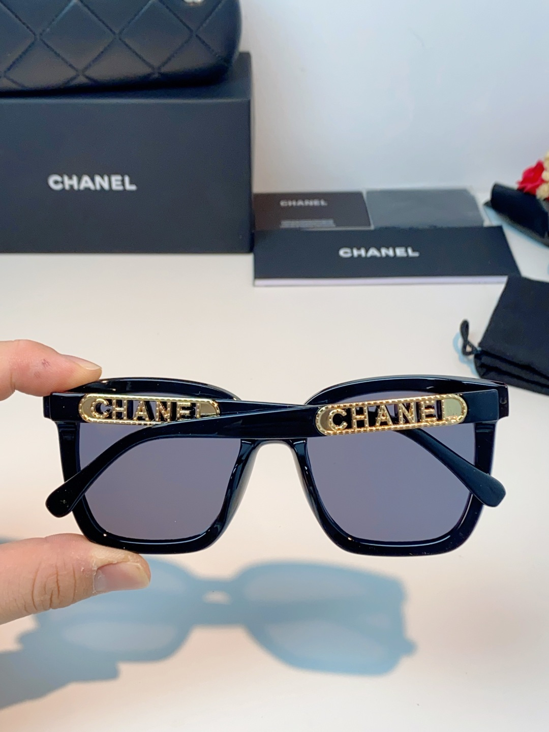 Chanel香奈儿 大框轻奢墨镜✨ 经典百搭黑框，大框剪裁巨显瘦柔和方圆版型，不挑脸型，轻松修饰颧骨、遮