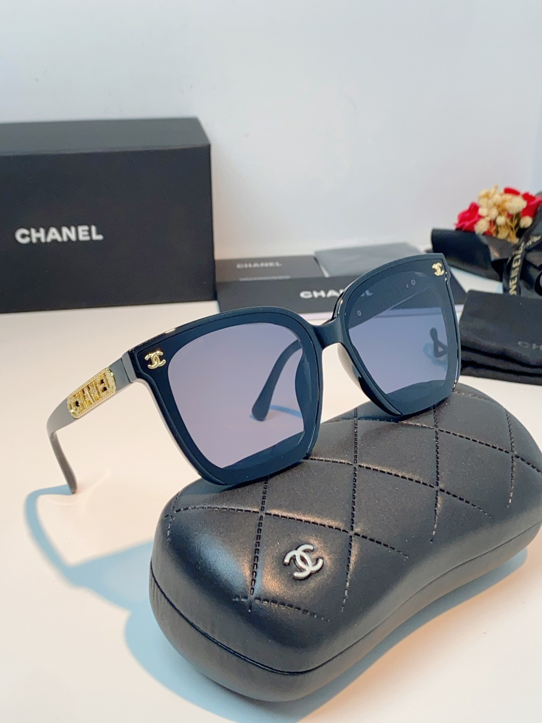 Chanel香奈儿 大框轻奢墨镜✨ 经典百搭黑框，大框剪裁巨显瘦柔和方圆版型，不挑脸型，轻松修饰颧骨、遮