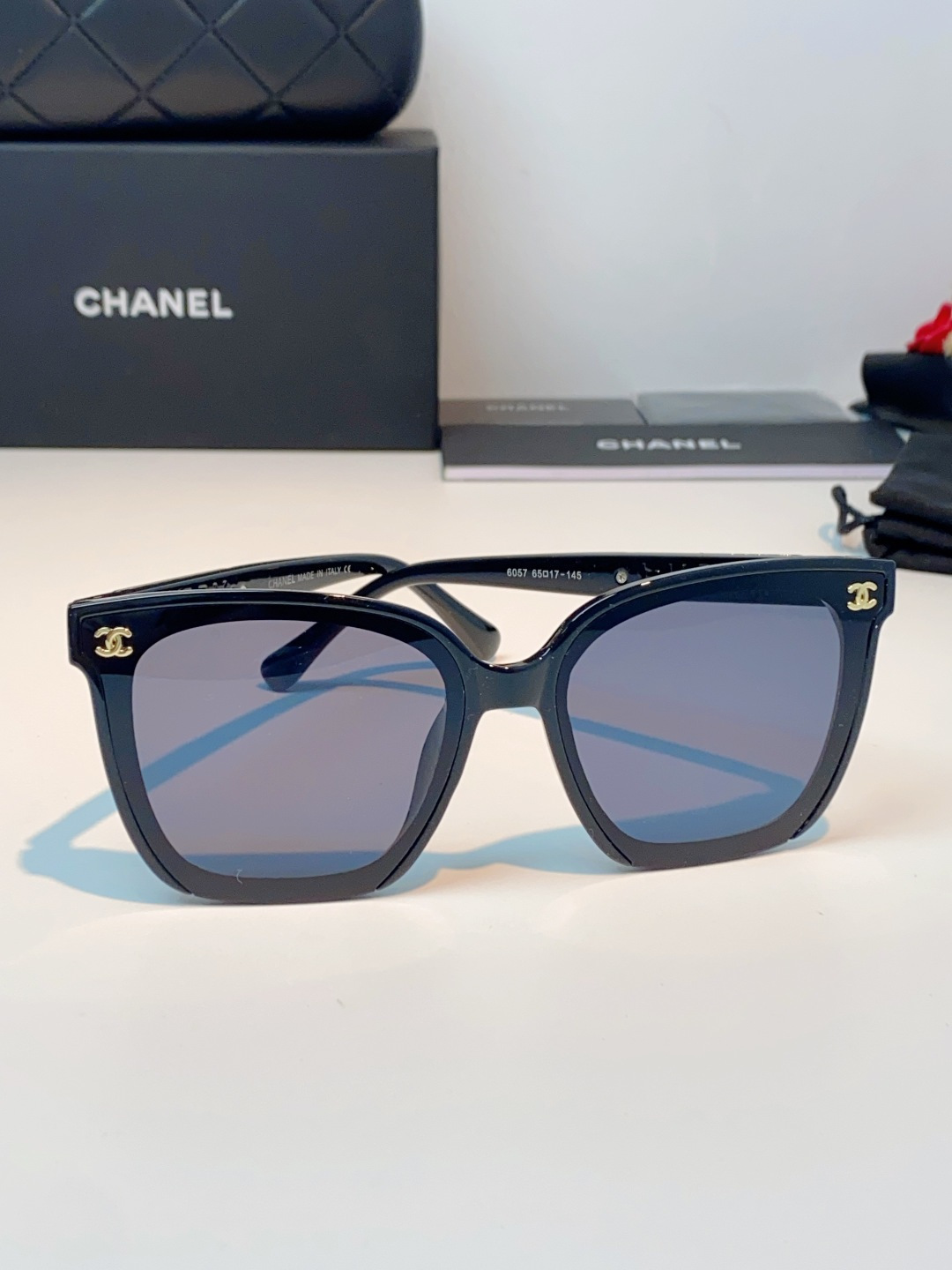 Chanel香奈儿 大框轻奢墨镜✨ 经典百搭黑框，大框剪裁巨显瘦柔和方圆版型，不挑脸型，轻松修饰颧骨、遮