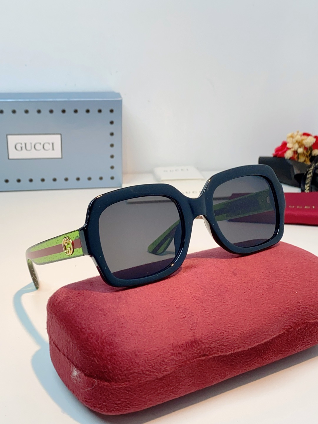 Gucci古奇 经典方框墨镜🕶️ 永不过时的复古大方框设计，包容性超强不挑脸型，一键修饰肉肉脸、方圆脸，