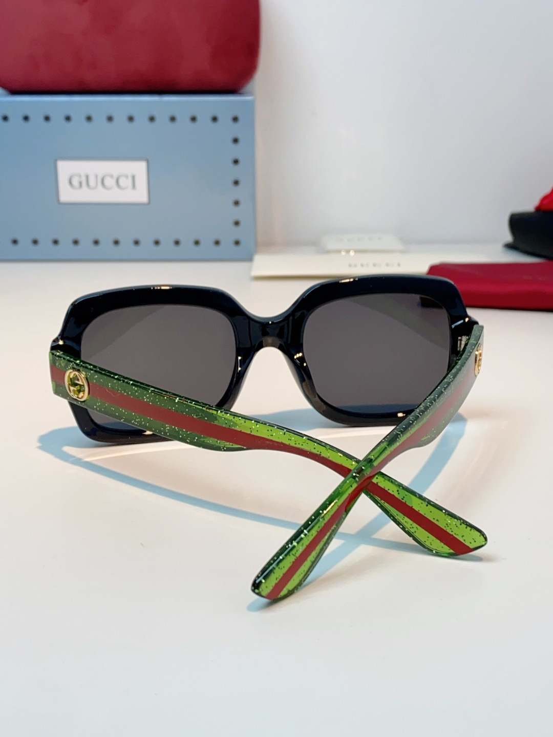 Gucci古奇 经典方框墨镜🕶️ 永不过时的复古大方框设计，包容性超强不挑脸型，一键修饰肉肉脸、方圆脸，