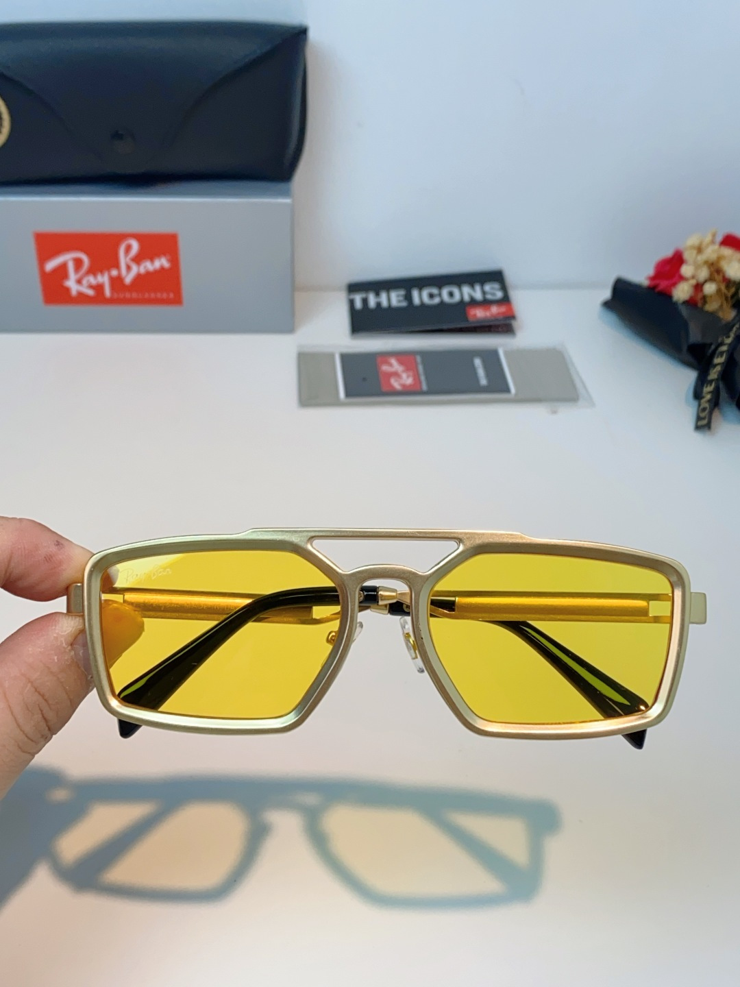 RayBan雷朋  2026新款复古飞行员基因×现代方型剪裁。标志性双梁设计：延续雷朋飞行员系列的硬朗血