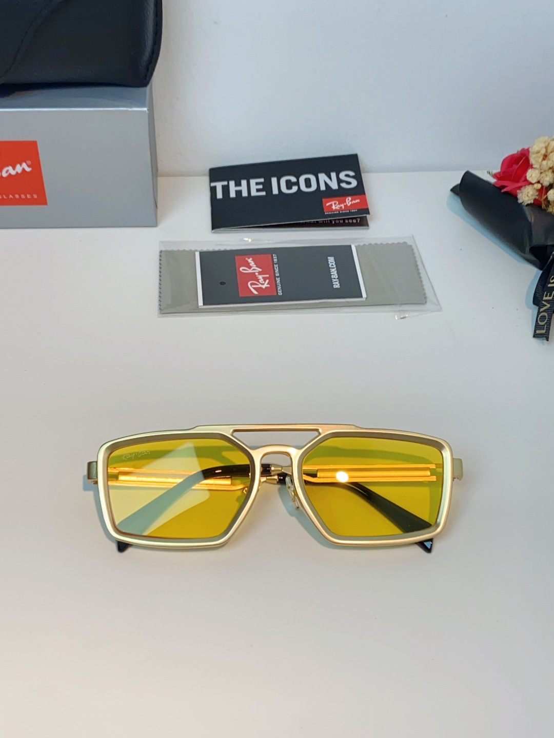 RayBan雷朋  2026新款复古飞行员基因×现代方型剪裁。标志性双梁设计：延续雷朋飞行员系列的硬朗血