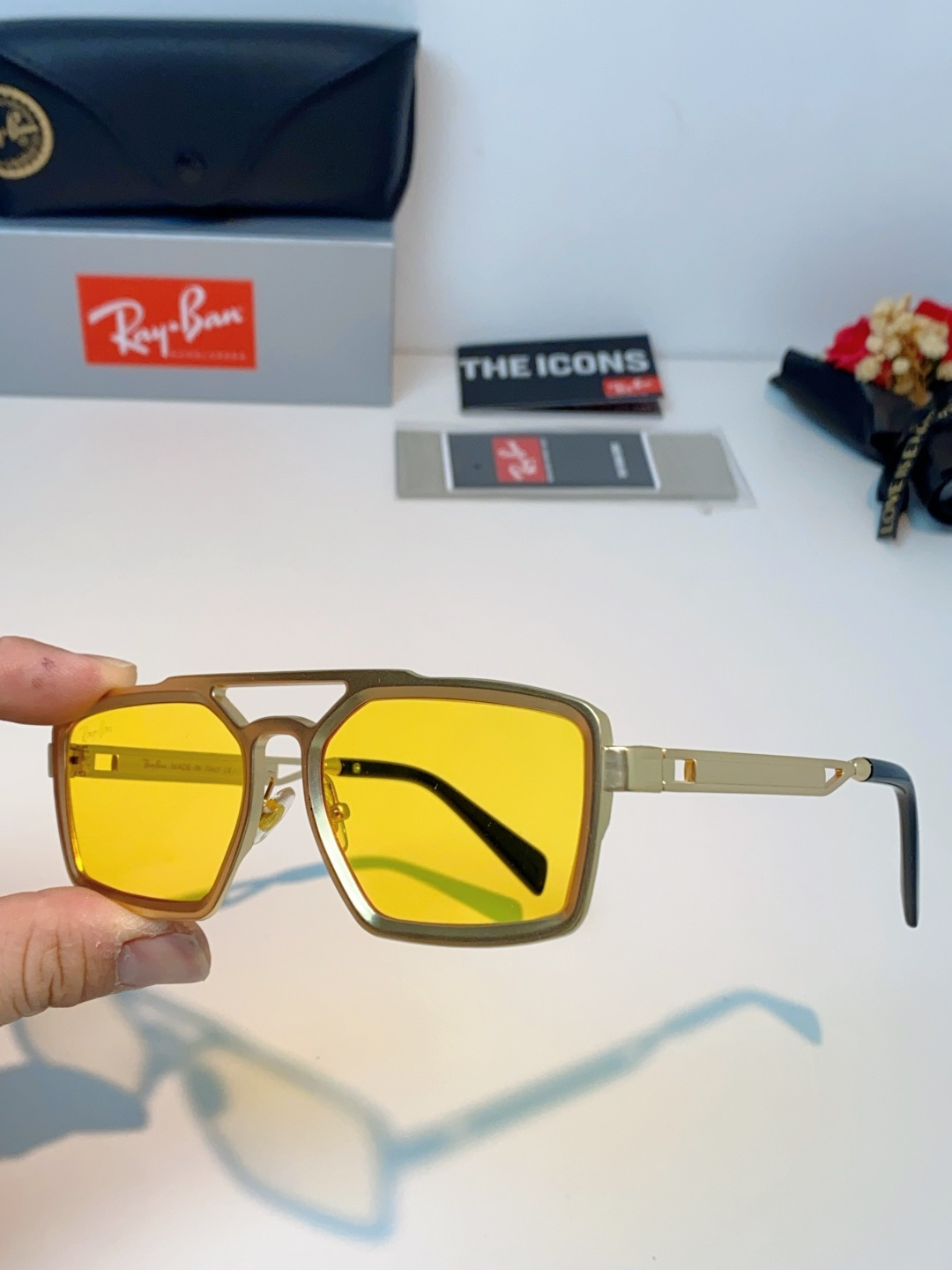 RayBan雷朋  2026新款复古飞行员基因×现代方型剪裁。标志性双梁设计：延续雷朋飞行员系列的硬朗血