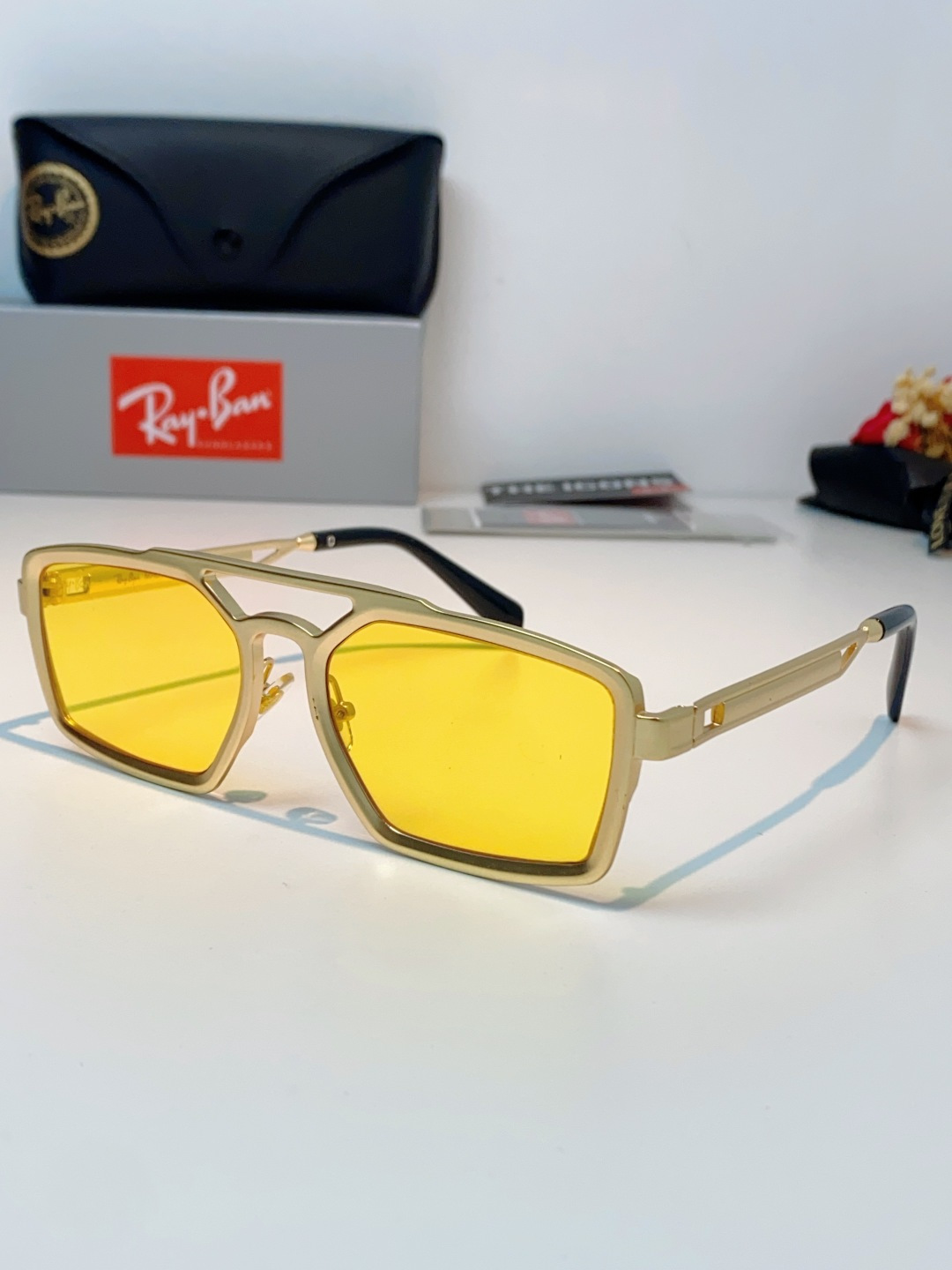 RayBan雷朋  2026新款复古飞行员基因×现代方型剪裁。标志性双梁设计：延续雷朋飞行员系列的硬朗血