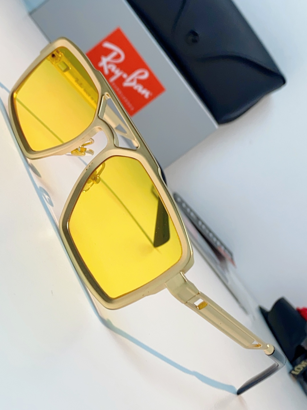 RayBan雷朋  2026新款复古飞行员基因×现代方型剪裁。标志性双梁设计：延续雷朋飞行员系列的硬朗血