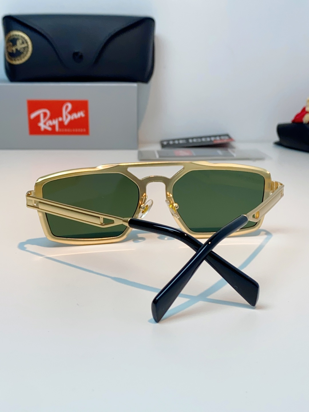 RayBan雷朋  2026新款复古飞行员基因×现代方型剪裁。标志性双梁设计：延续雷朋飞行员系列的硬朗血
