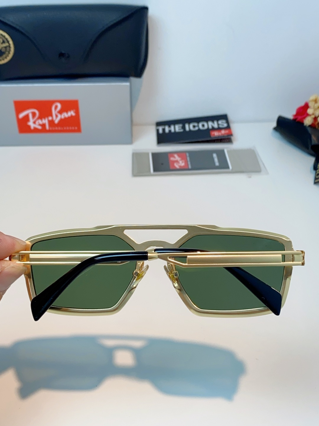 RayBan雷朋  2026新款复古飞行员基因×现代方型剪裁。标志性双梁设计：延续雷朋飞行员系列的硬朗血