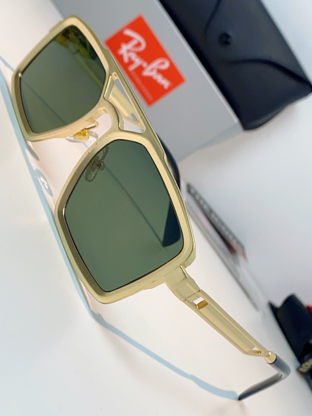 RayBan雷朋  2026新款复古飞行员基因×现代方型剪裁。标志性双梁设计：延续雷朋飞行员系列的硬朗血