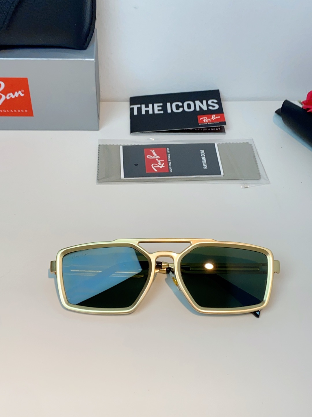 RayBan雷朋  2026新款复古飞行员基因×现代方型剪裁。标志性双梁设计：延续雷朋飞行员系列的硬朗血