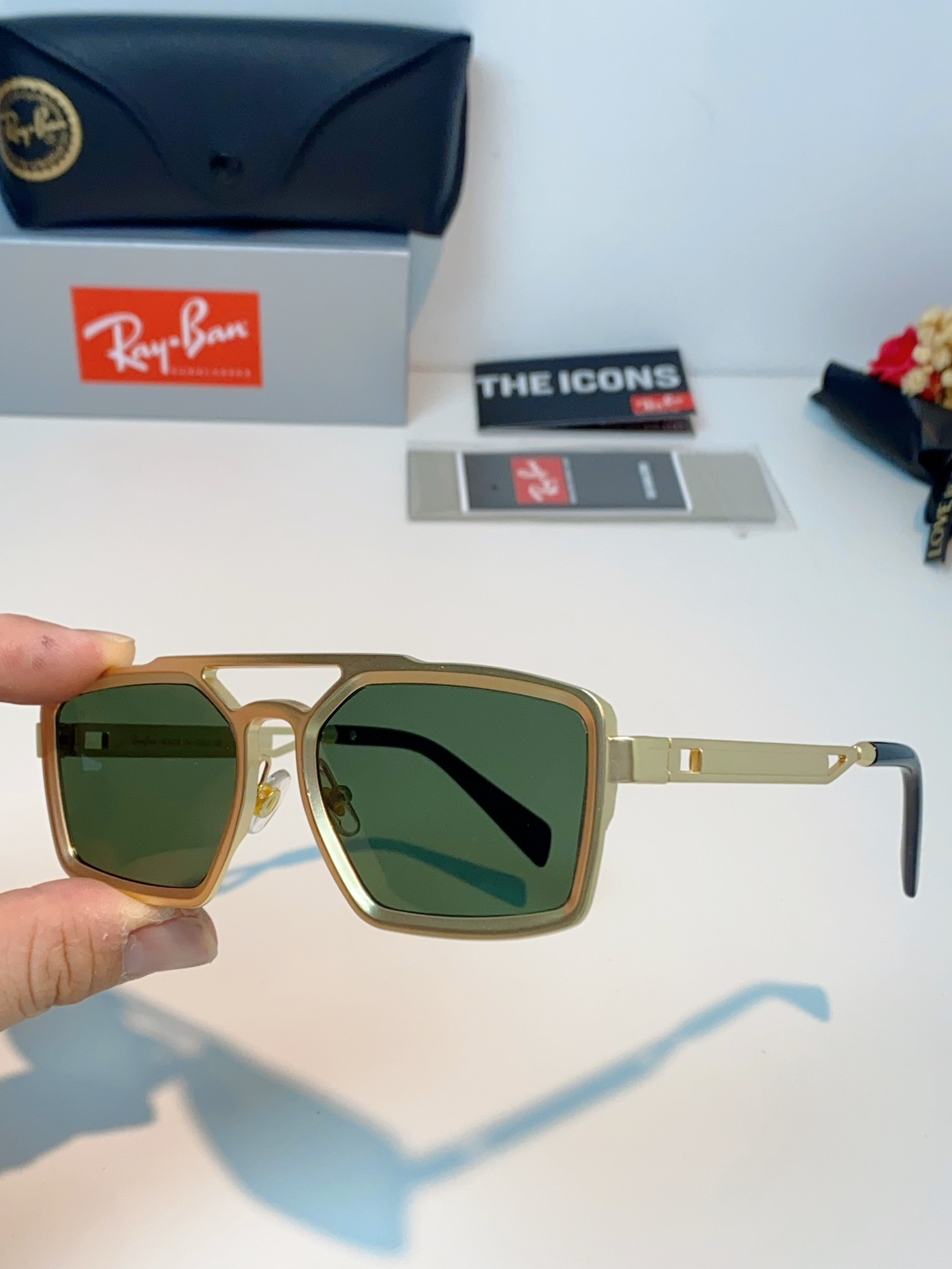 RayBan雷朋  2026新款复古飞行员基因×现代方型剪裁。标志性双梁设计：延续雷朋飞行员系列的硬朗血