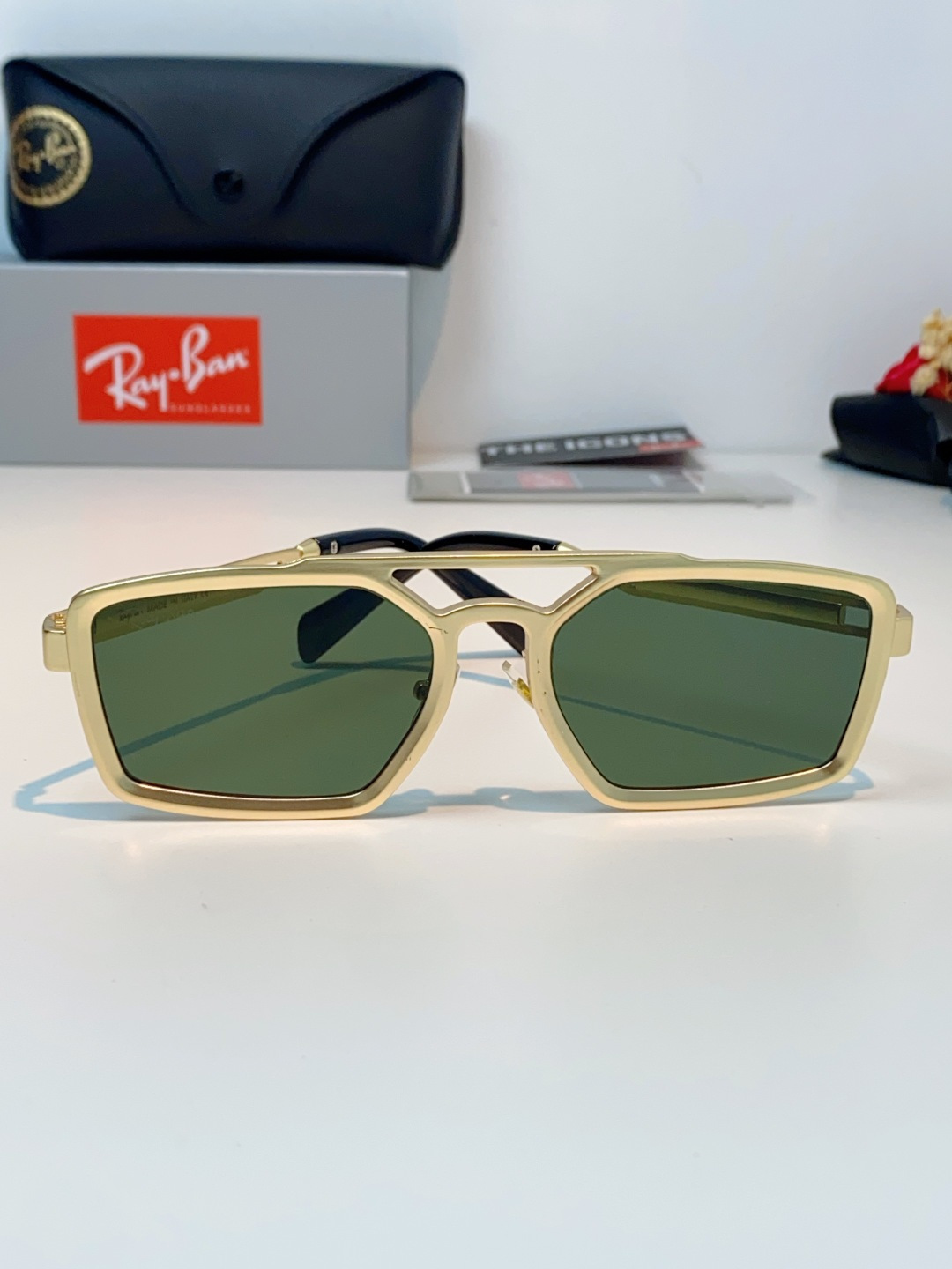 RayBan雷朋  2026新款复古飞行员基因×现代方型剪裁。标志性双梁设计：延续雷朋飞行员系列的硬朗血