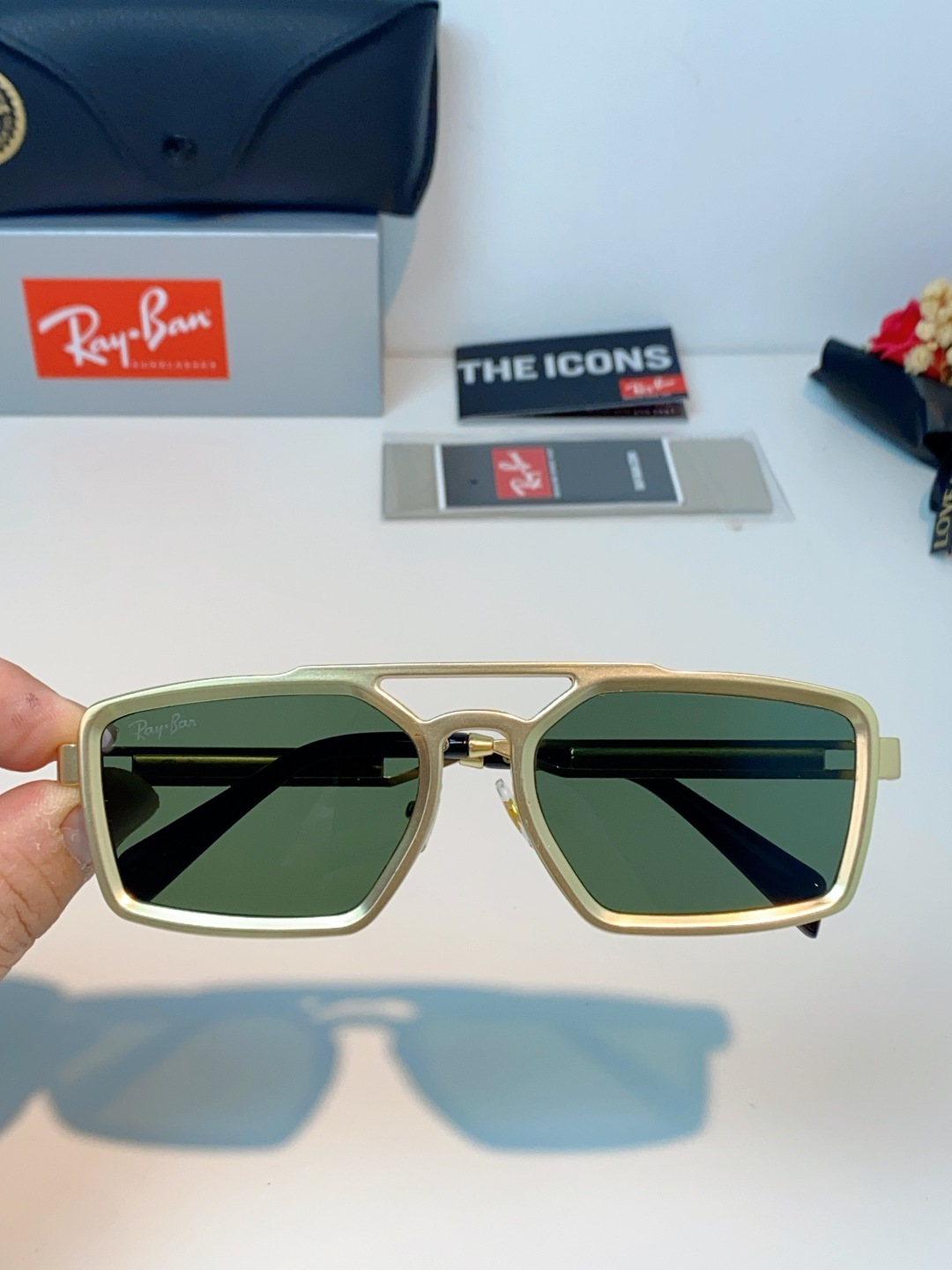 RayBan雷朋  2026新款复古飞行员基因×现代方型剪裁。标志性双梁设计：延续雷朋飞行员系列的硬朗血