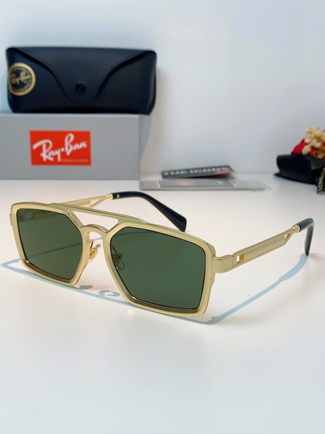 RayBan雷朋  2026新款复古飞行员基因×现代方型剪裁。标志性双梁设计：延续雷朋飞行员系列的硬朗血