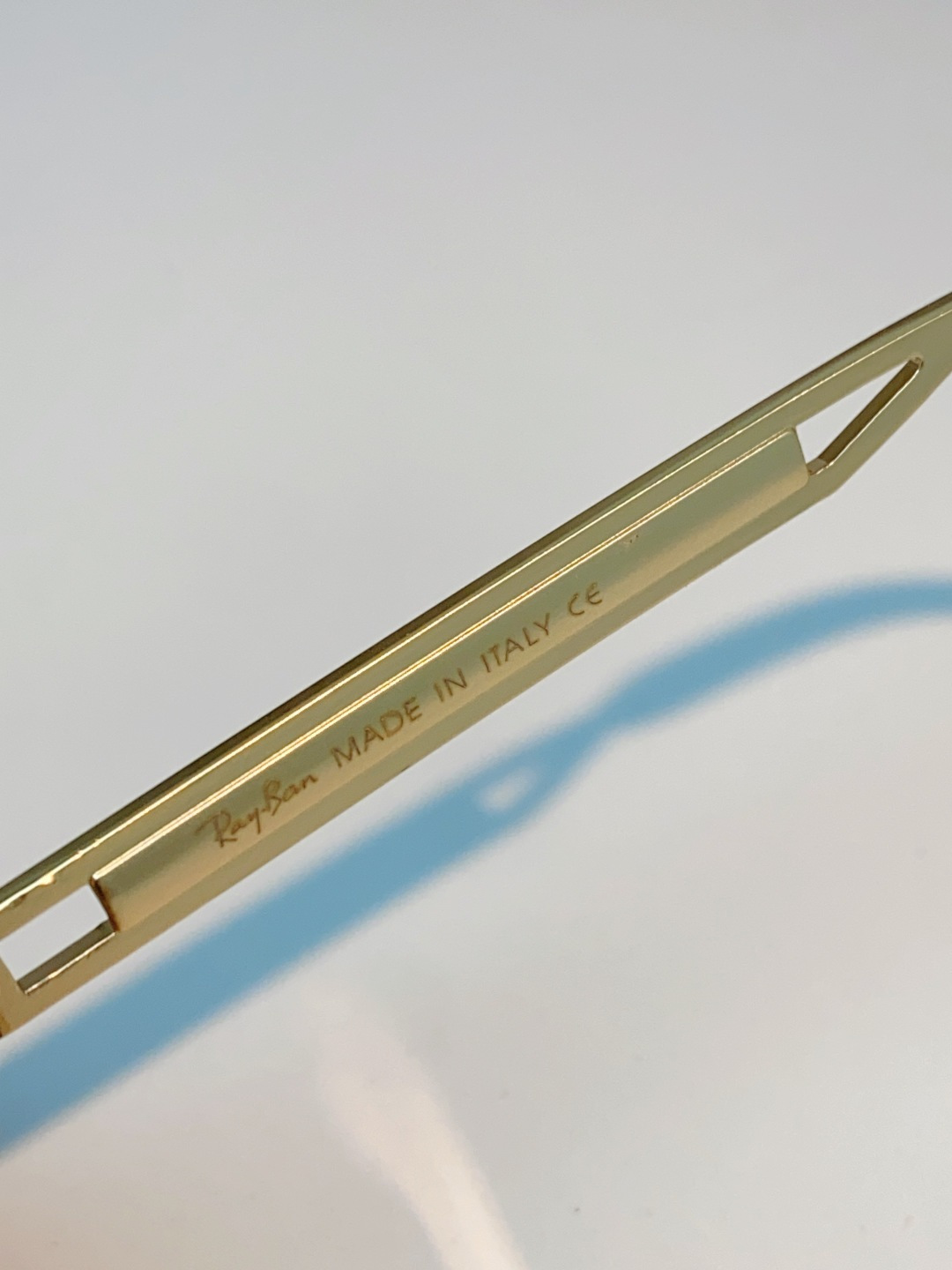 RayBan雷朋  2026新款复古飞行员基因×现代方型剪裁。标志性双梁设计：延续雷朋飞行员系列的硬朗血