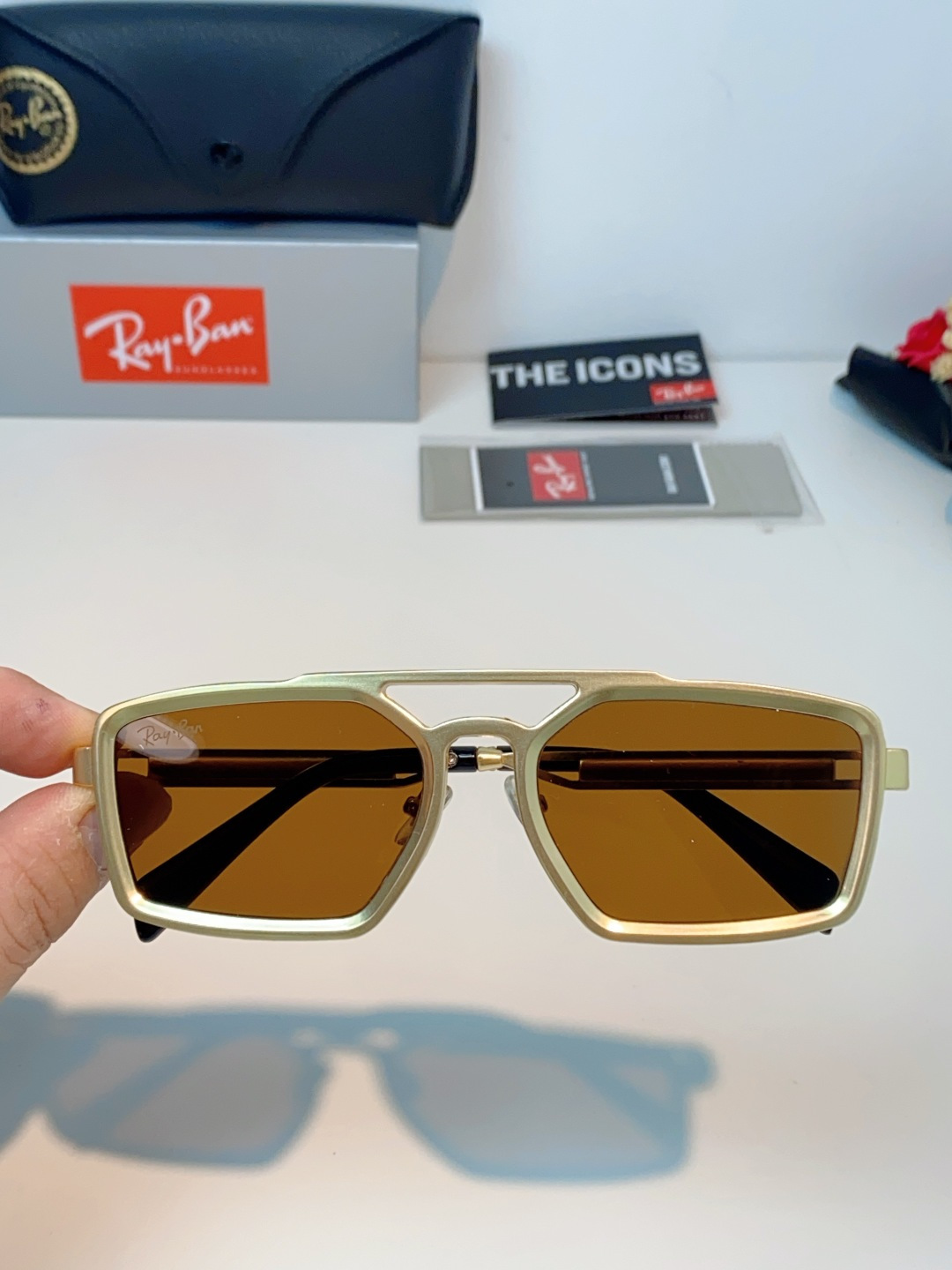 RayBan雷朋  2026新款复古飞行员基因×现代方型剪裁。标志性双梁设计：延续雷朋飞行员系列的硬朗血