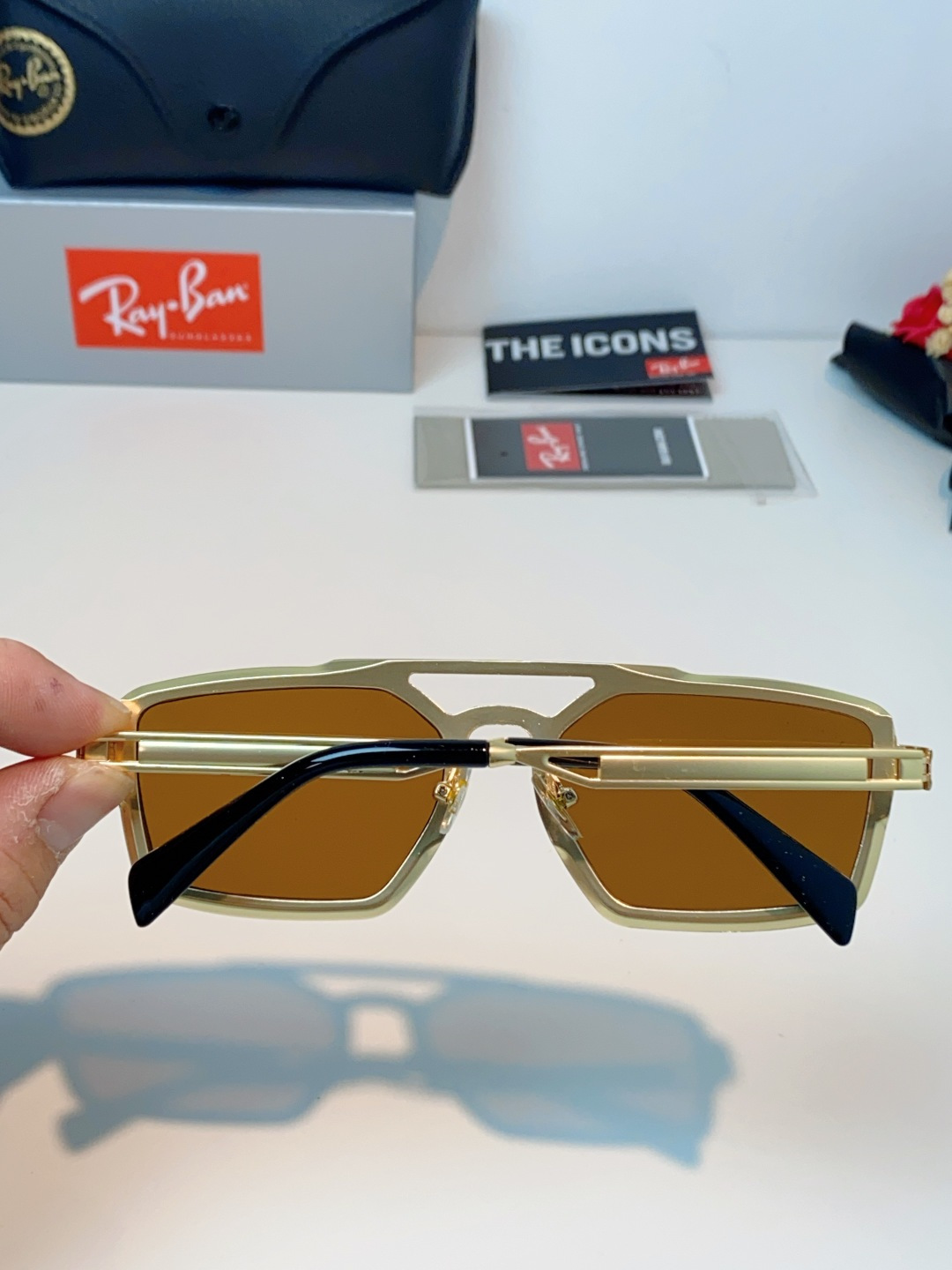 RayBan雷朋  2026新款复古飞行员基因×现代方型剪裁。标志性双梁设计：延续雷朋飞行员系列的硬朗血