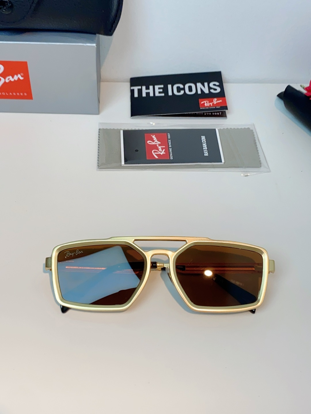 RayBan雷朋  2026新款复古飞行员基因×现代方型剪裁。标志性双梁设计：延续雷朋飞行员系列的硬朗血