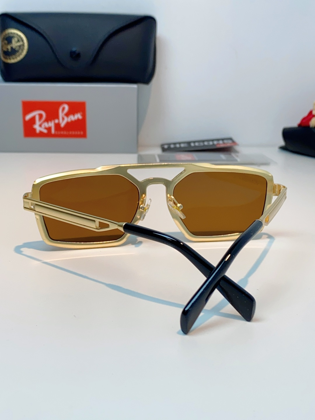 RayBan雷朋  2026新款复古飞行员基因×现代方型剪裁。标志性双梁设计：延续雷朋飞行员系列的硬朗血