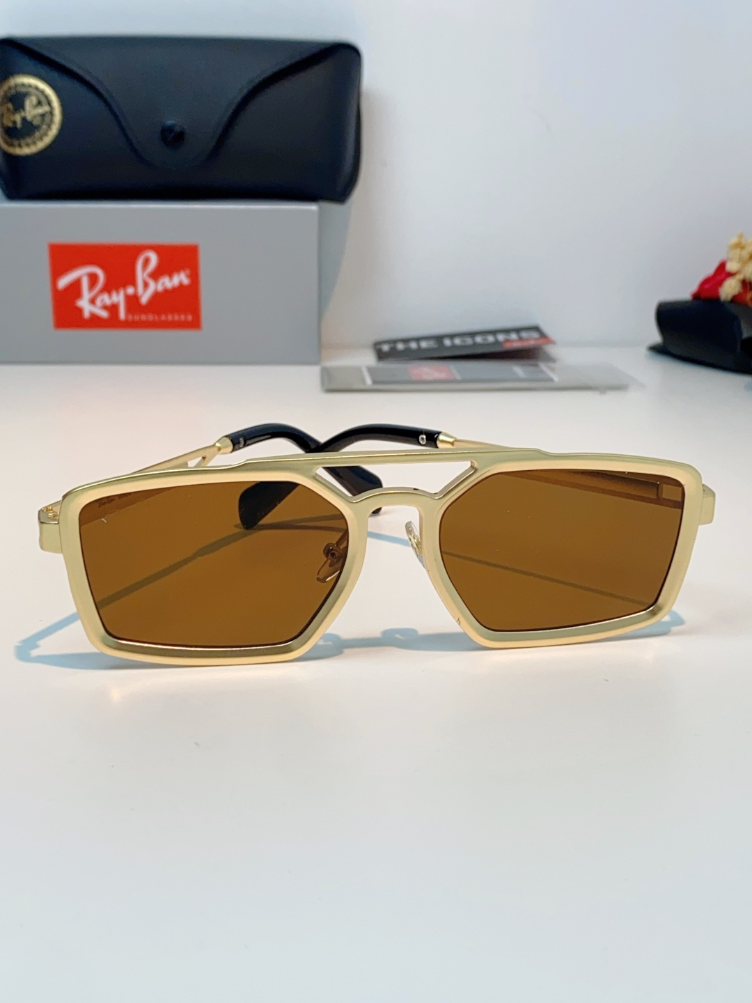 RayBan雷朋  2026新款复古飞行员基因×现代方型剪裁。标志性双梁设计：延续雷朋飞行员系列的硬朗血