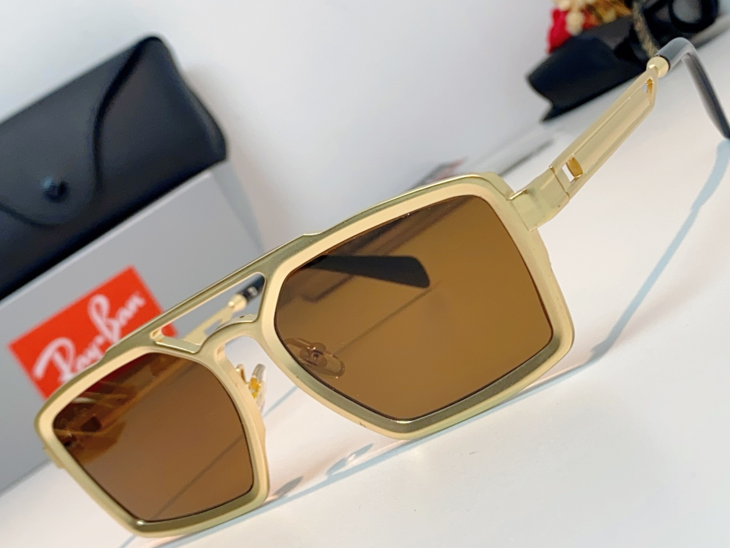RayBan雷朋  2026新款复古飞行员基因×现代方型剪裁。标志性双梁设计：延续雷朋飞行员系列的硬朗血