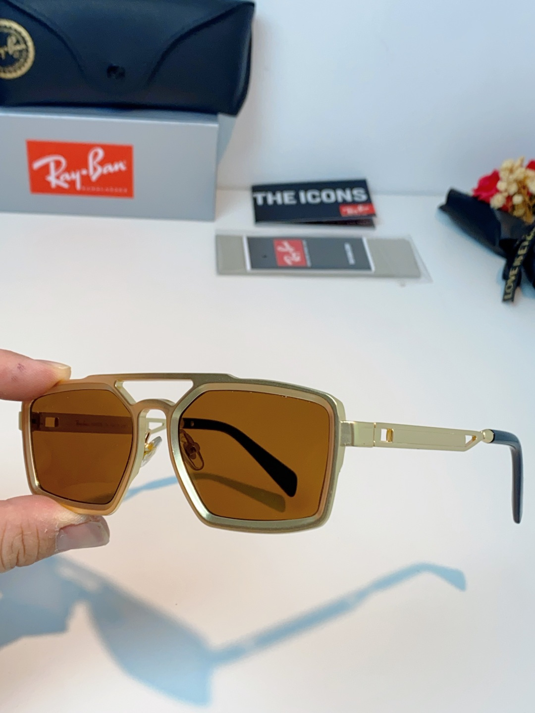 RayBan雷朋  2026新款复古飞行员基因×现代方型剪裁。标志性双梁设计：延续雷朋飞行员系列的硬朗血