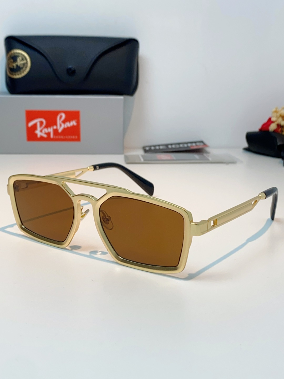 RayBan雷朋  2026新款复古飞行员基因×现代方型剪裁。标志性双梁设计：延续雷朋飞行员系列的硬朗血