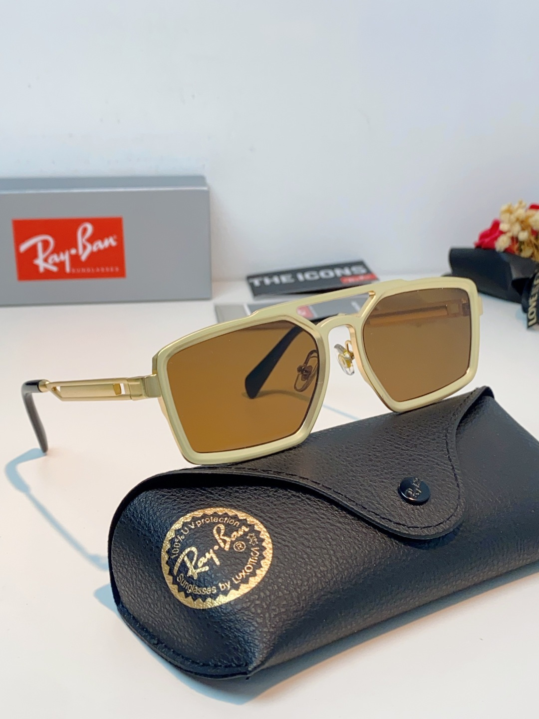RayBan雷朋  2026新款复古飞行员基因×现代方型剪裁。标志性双梁设计：延续雷朋飞行员系列的硬朗血
