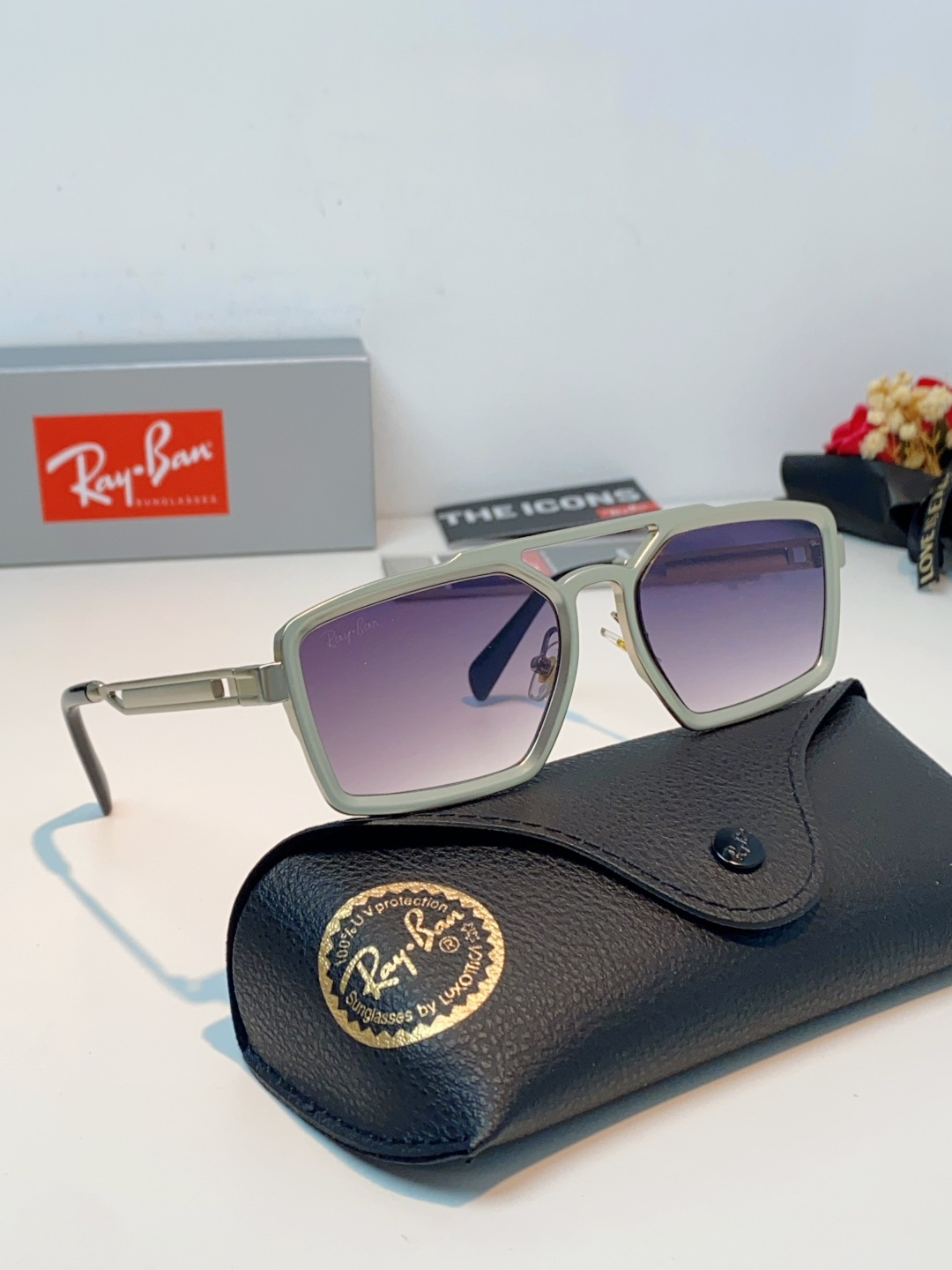 RayBan雷朋  2026新款复古飞行员基因×现代方型剪裁。标志性双梁设计：延续雷朋飞行员系列的硬朗血