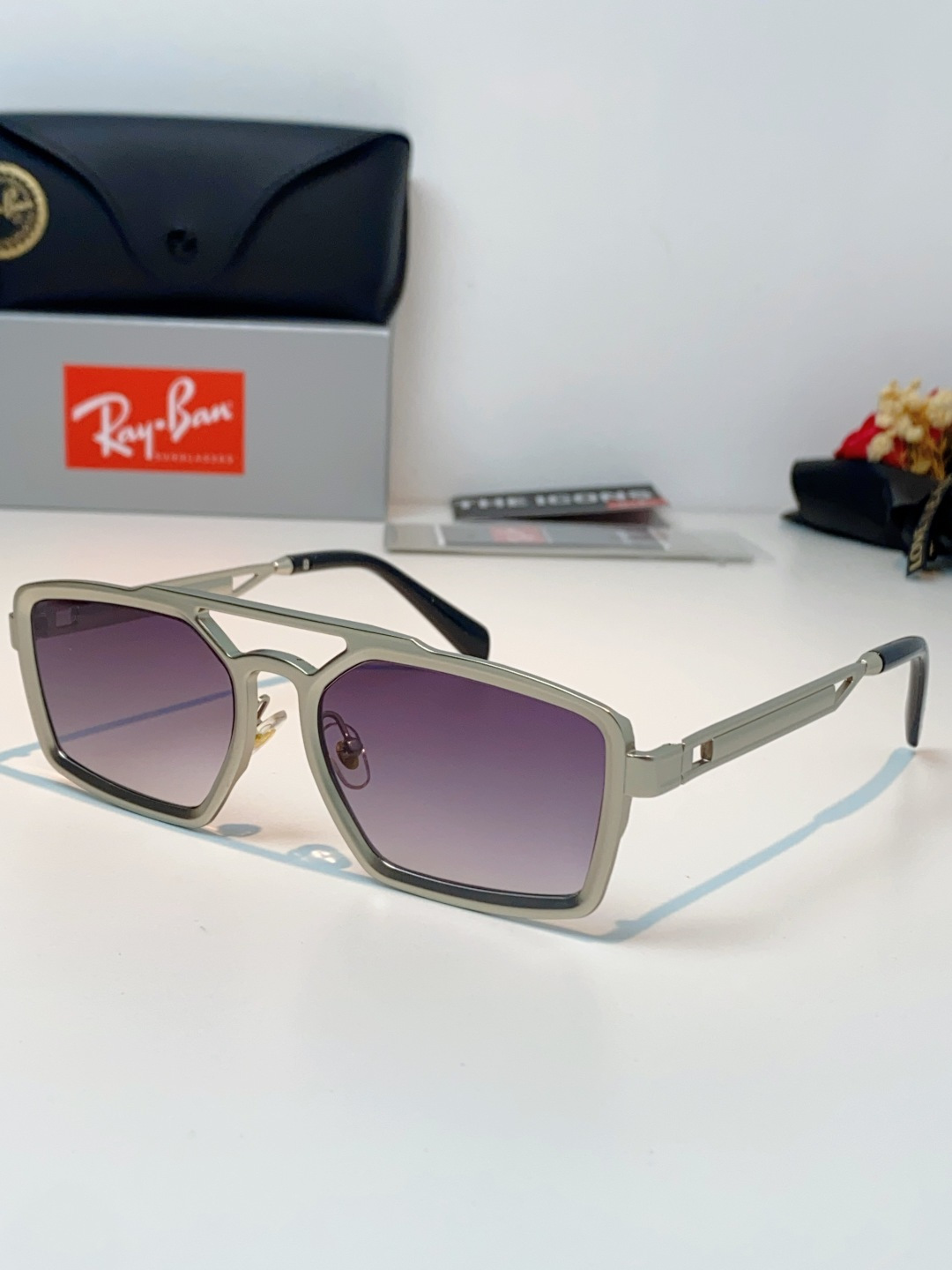 RayBan雷朋  2026新款复古飞行员基因×现代方型剪裁。标志性双梁设计：延续雷朋飞行员系列的硬朗血