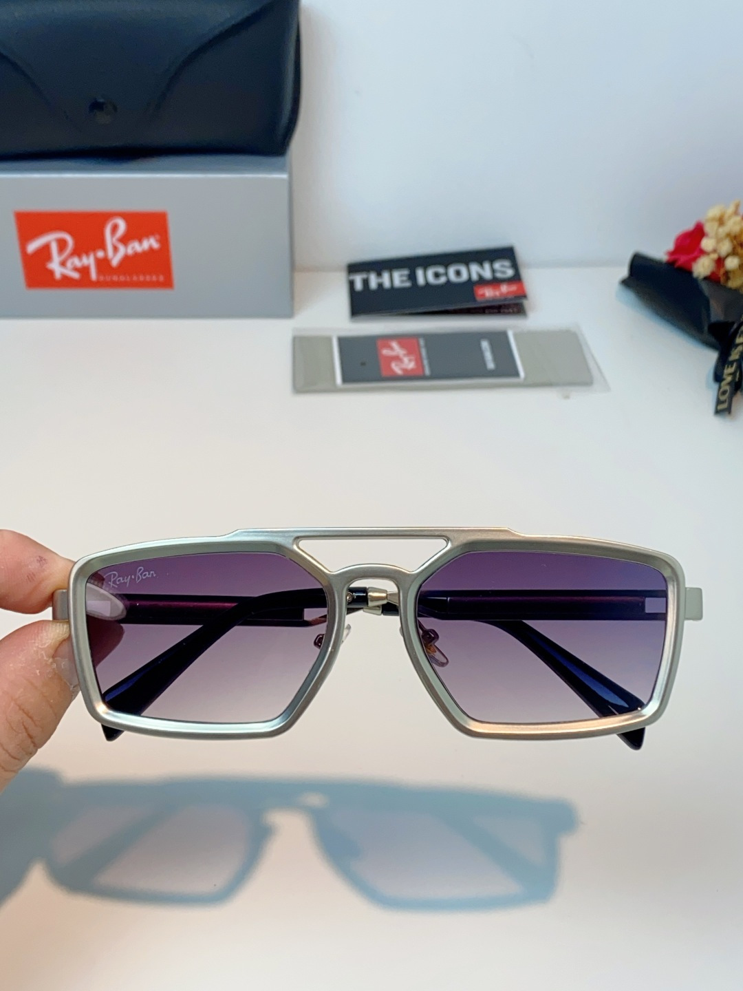 RayBan雷朋  2026新款复古飞行员基因×现代方型剪裁。标志性双梁设计：延续雷朋飞行员系列的硬朗血