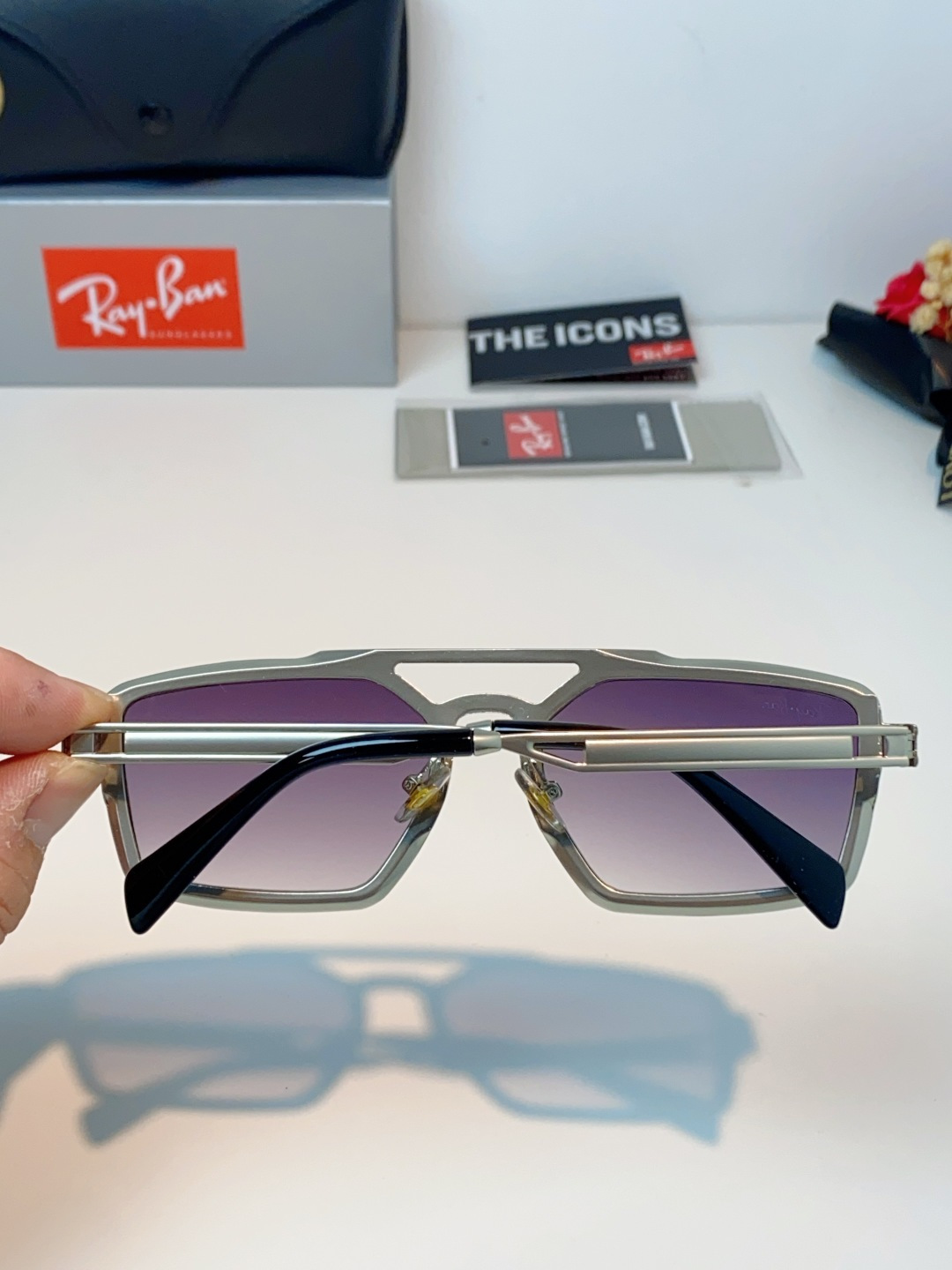 RayBan雷朋  2026新款复古飞行员基因×现代方型剪裁。标志性双梁设计：延续雷朋飞行员系列的硬朗血