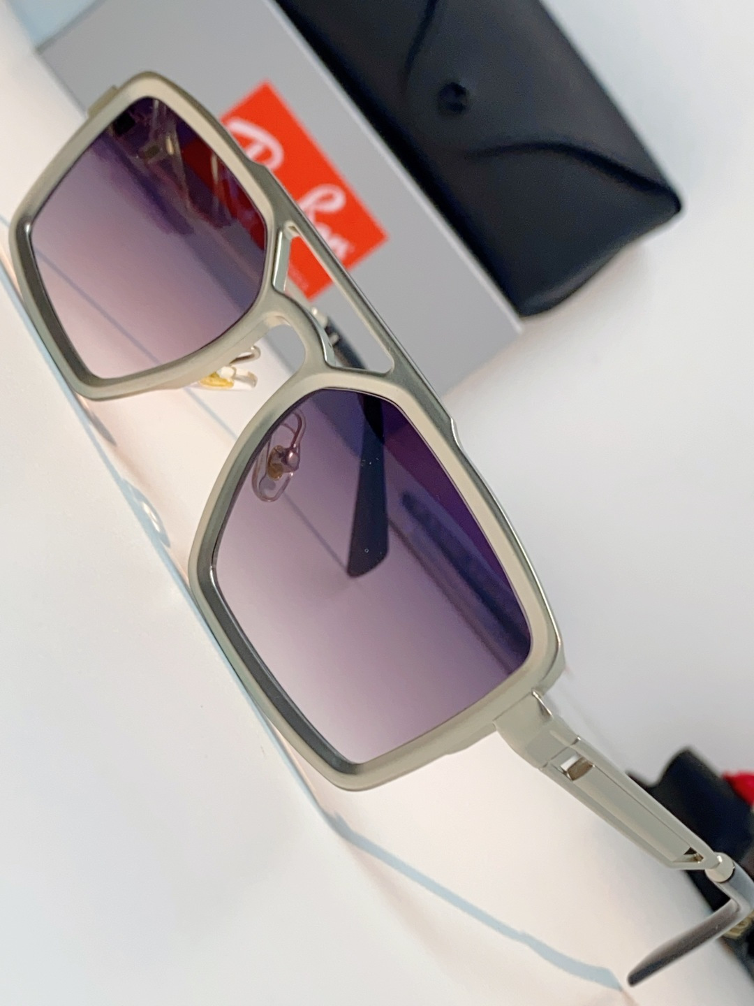 RayBan雷朋  2026新款复古飞行员基因×现代方型剪裁。标志性双梁设计：延续雷朋飞行员系列的硬朗血