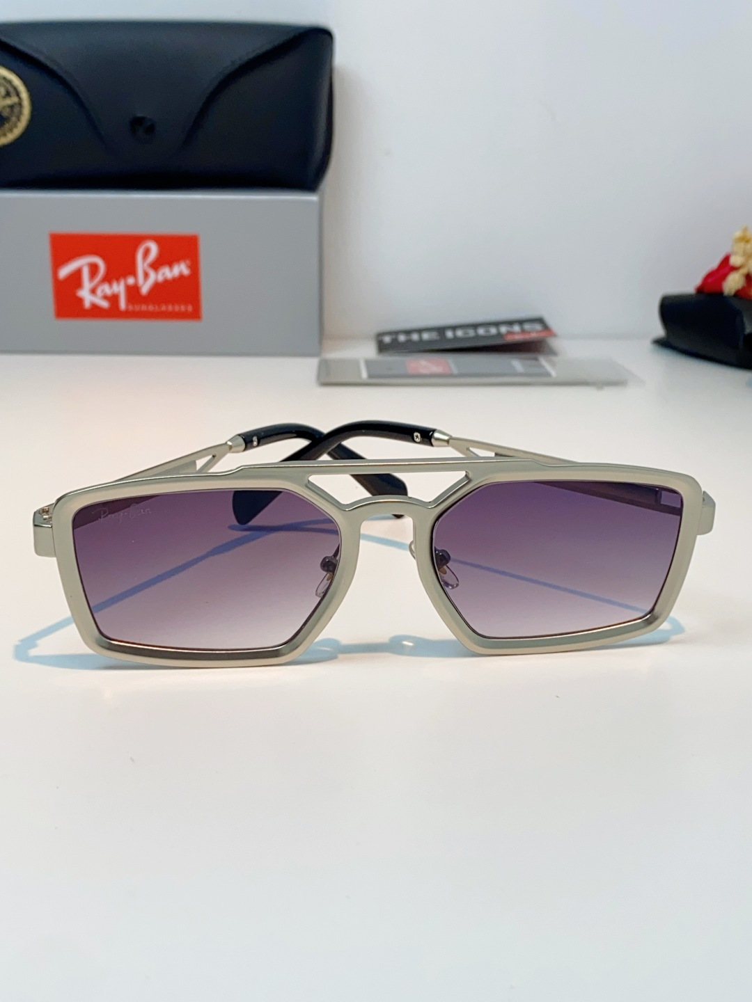 RayBan雷朋  2026新款复古飞行员基因×现代方型剪裁。标志性双梁设计：延续雷朋飞行员系列的硬朗血