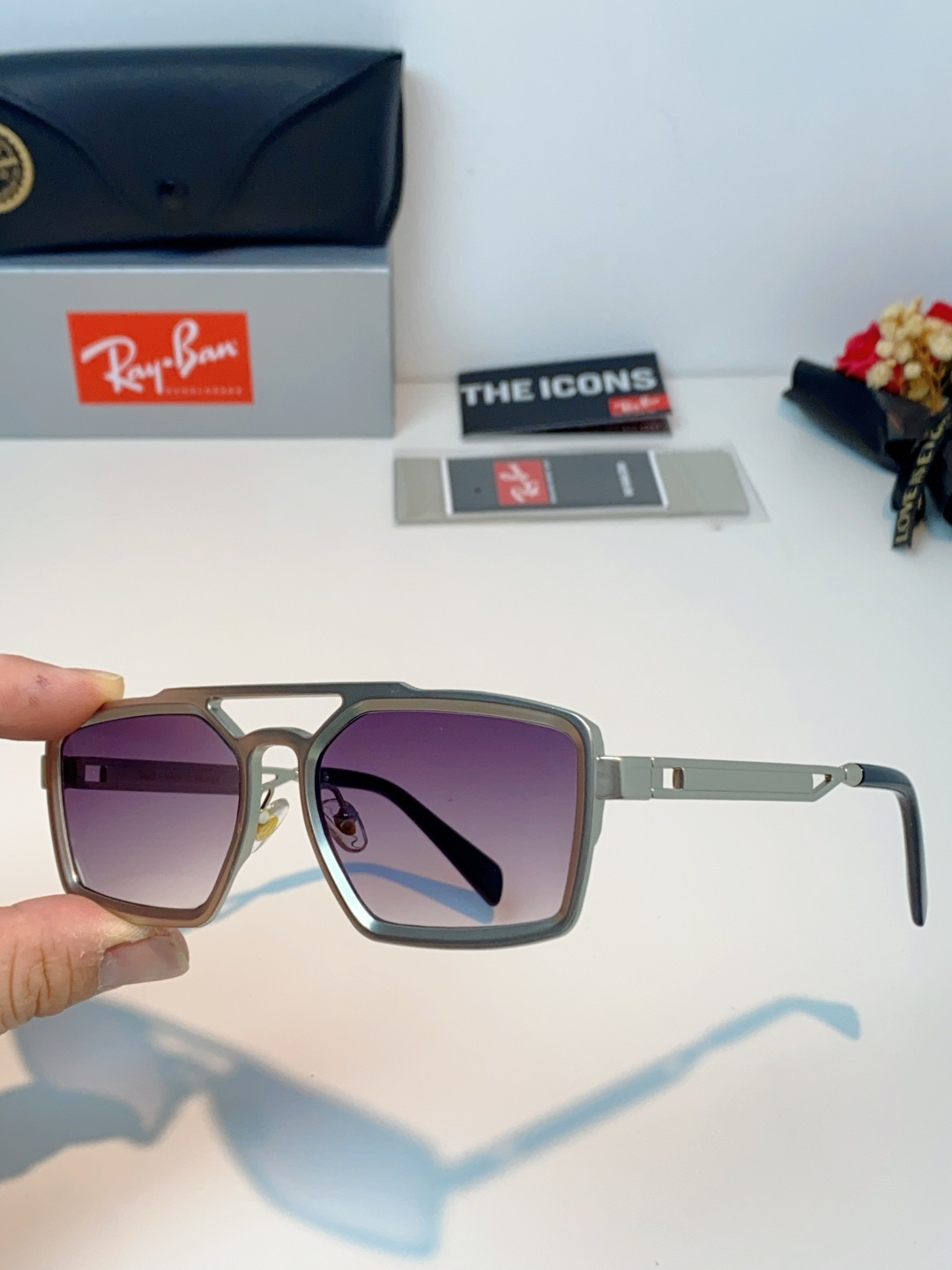 RayBan雷朋  2026新款复古飞行员基因×现代方型剪裁。标志性双梁设计：延续雷朋飞行员系列的硬朗血