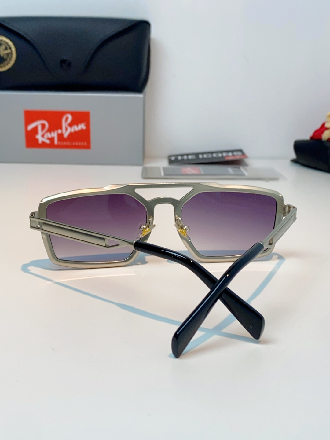 RayBan雷朋  2026新款复古飞行员基因×现代方型剪裁。标志性双梁设计：延续雷朋飞行员系列的硬朗血