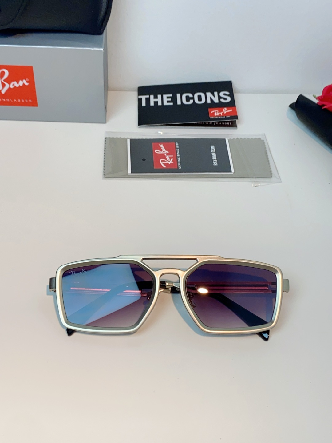 RayBan雷朋  2026新款复古飞行员基因×现代方型剪裁。标志性双梁设计：延续雷朋飞行员系列的硬朗血