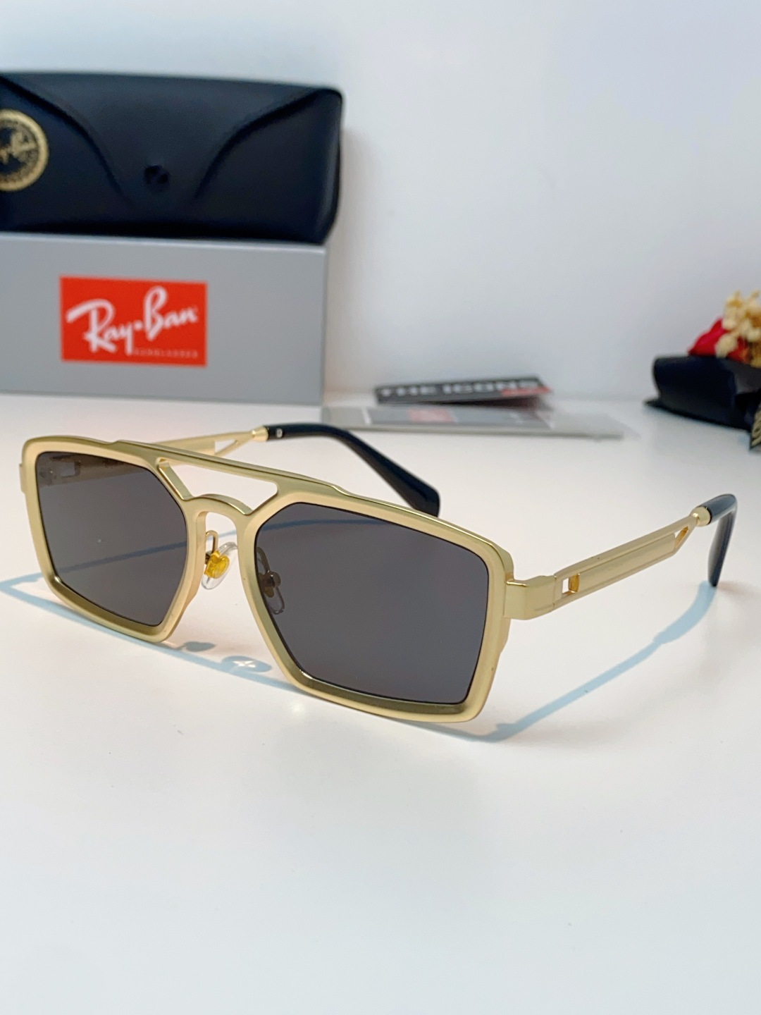 RayBan雷朋  2026新款复古飞行员基因×现代方型剪裁。标志性双梁设计：延续雷朋飞行员系列的硬朗血