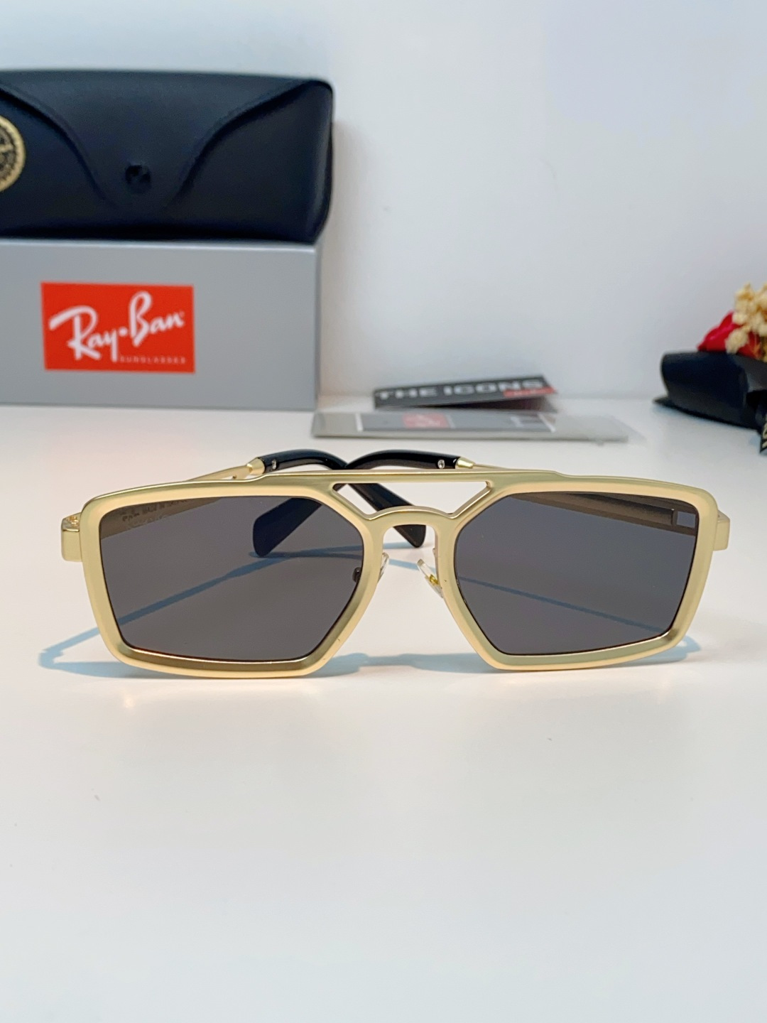 RayBan雷朋  2026新款复古飞行员基因×现代方型剪裁。标志性双梁设计：延续雷朋飞行员系列的硬朗血