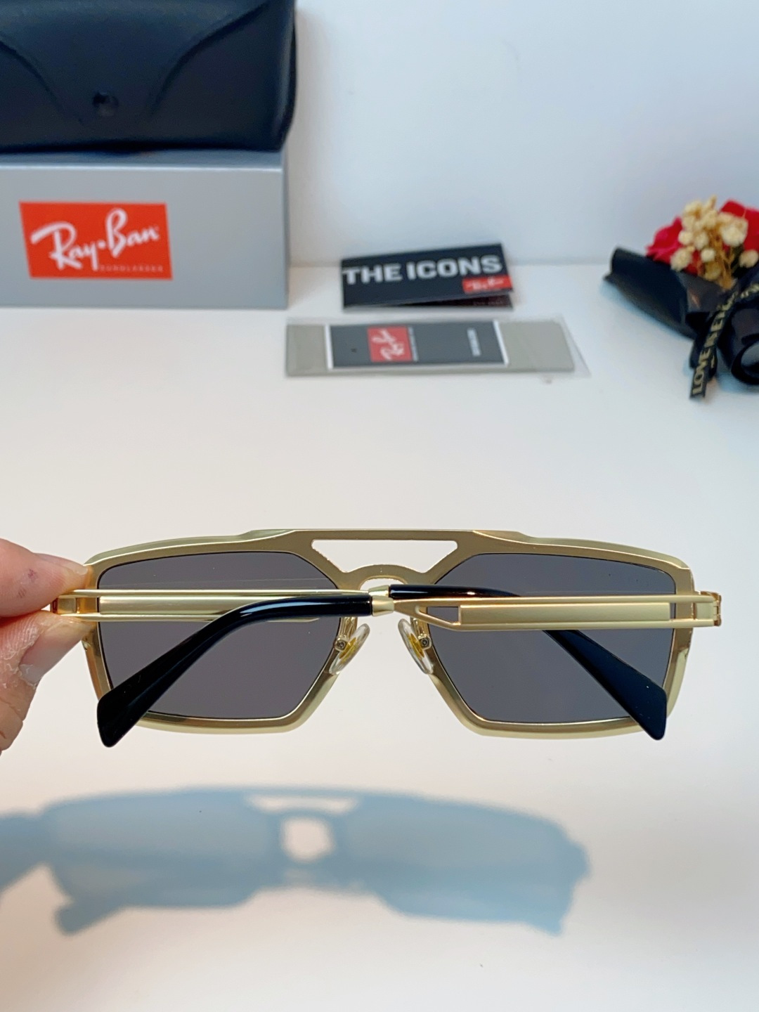 RayBan雷朋  2026新款复古飞行员基因×现代方型剪裁。标志性双梁设计：延续雷朋飞行员系列的硬朗血