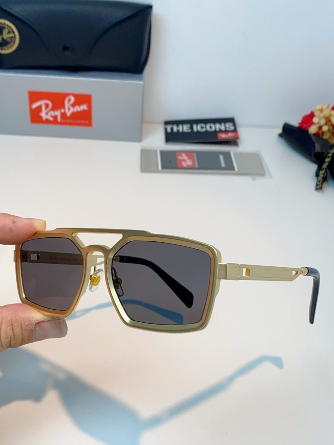 RayBan雷朋  2026新款复古飞行员基因×现代方型剪裁。标志性双梁设计：延续雷朋飞行员系列的硬朗血
